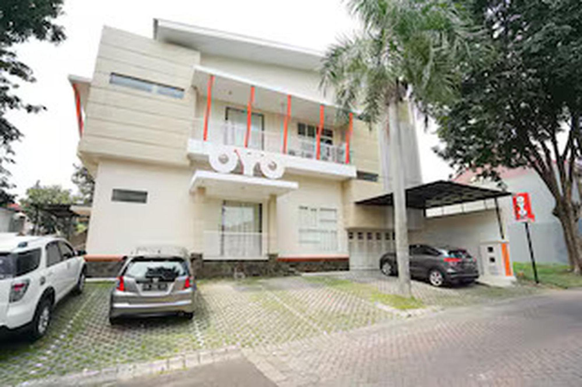 Oyo 782 Menjangan Residence At Citraland 1 Surabaya Exterior photo